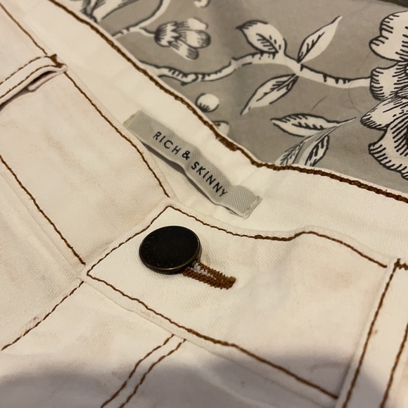 Never worn Rich & Skinny white shorts - Picture 4 of 11